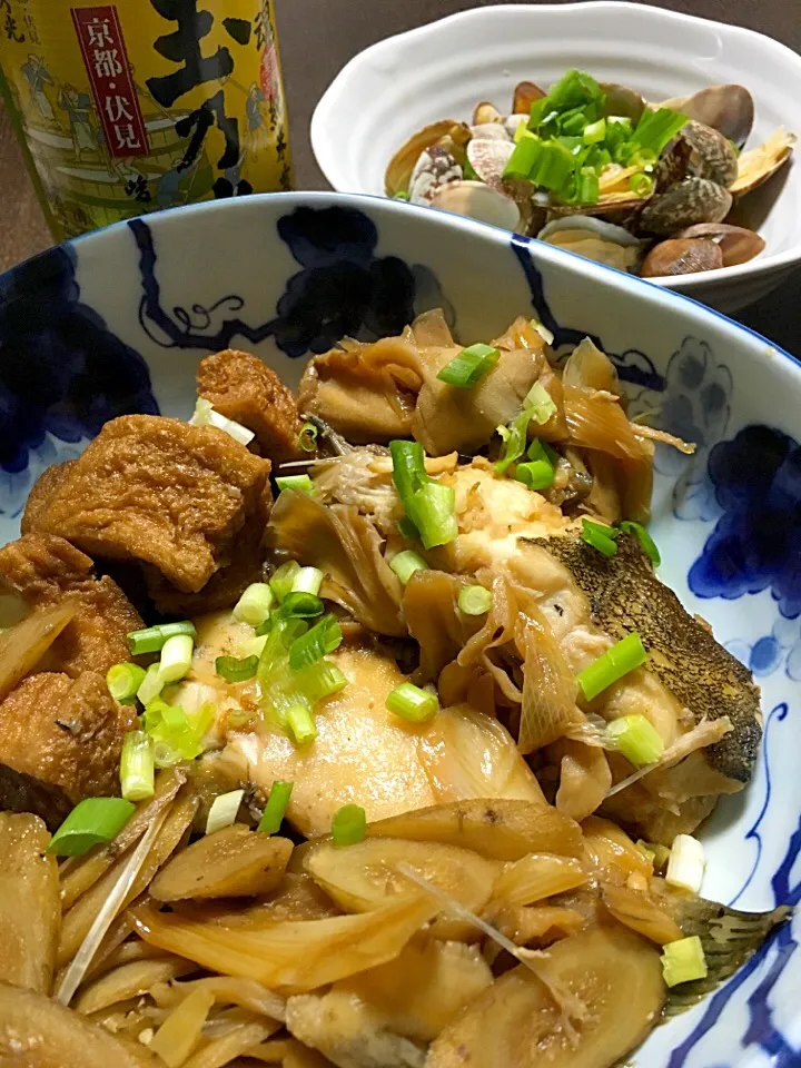 鰈をイカナゴのくぎ煮のお汁で炊いてみました。牛蒡、舞茸、葱、厚揚げと共に😉 それと、浅蜊の酒蒸し|naomiさん