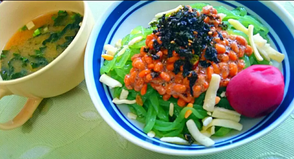 Snapdishの料理写真:翡翠麺✨納豆🎵韓国のり💚梅干し❤チーズ💛
生姜たっぷり💛お味噌汁💙|メイメイda.さん