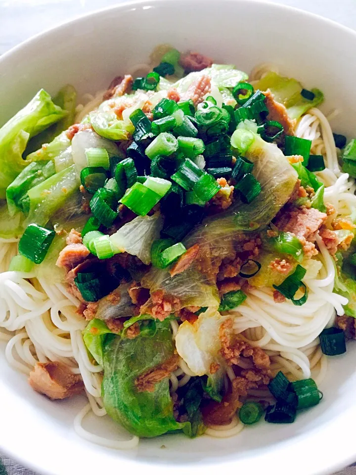 辻仁成さんのレタスそぼろ丼をアレンジ 煮卵のタレと煮豚の切れ端DEレタスそぼろ素麺😊|tabyさん