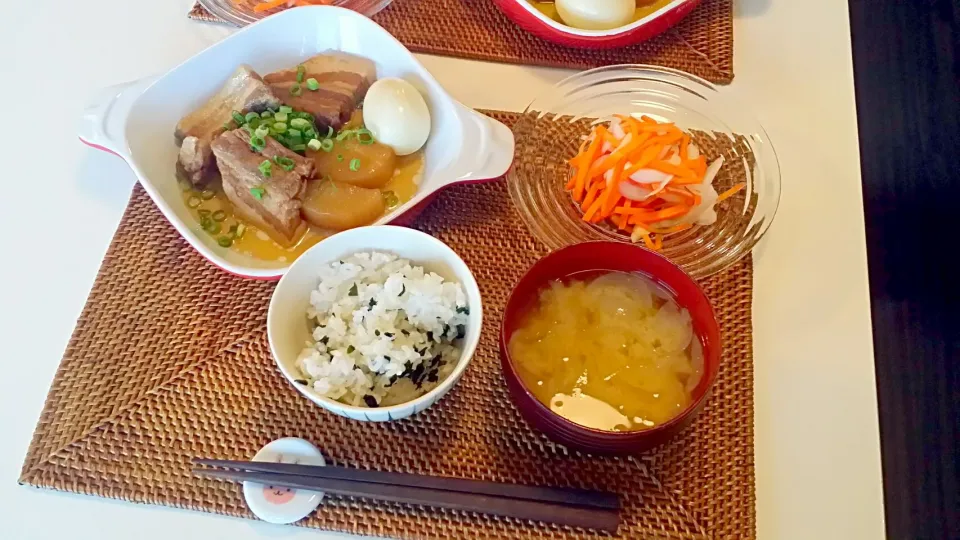 今日の夕食　豚の角煮、SDモニター＊カンタン酢の人参のピクルスわかめごはん、玉ねぎの味噌汁|pinknari🐰🌈さん