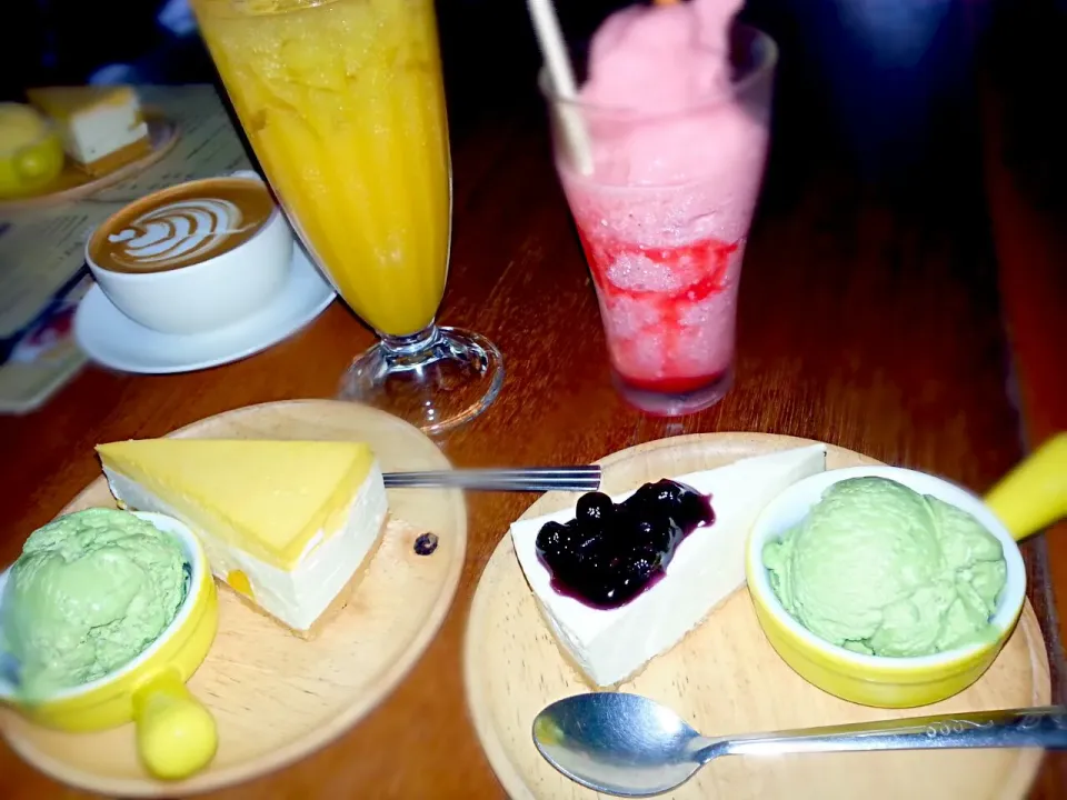 Blueberry cheese cake /  Mango cheese cake / Ice cream / Mango juice / Latte|Heartさん