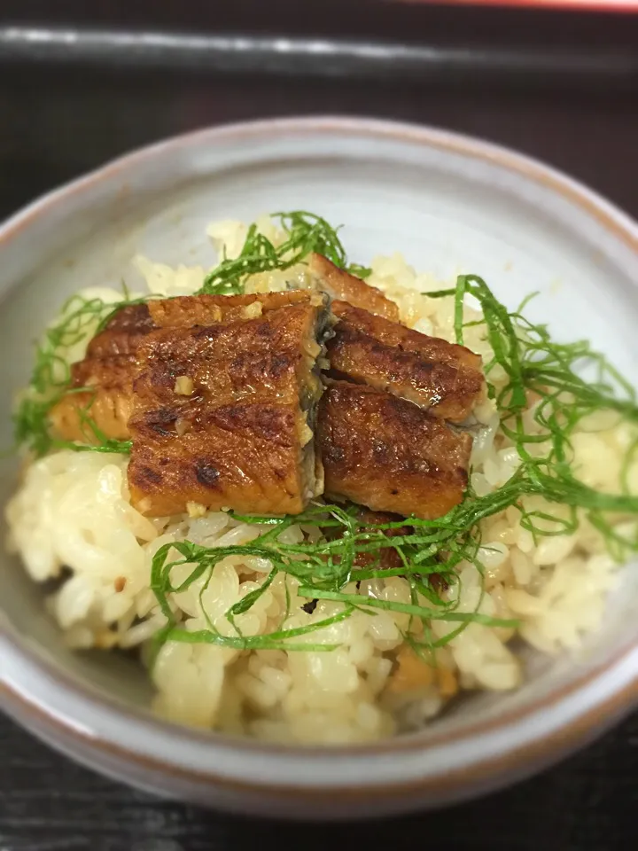 うなぎの炊き込みご飯。
ちゃんとご飯全部にうなぎの味がしみてるー|あきはさん