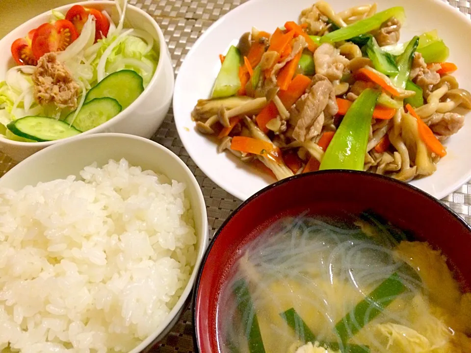 ○豚肉と青梗菜ときのこの中華炒め
○春雨スープ
○サラダ

中華炒めはニンニク入りで美味しかった💖
ダイエットすると、結局、甘いものを食べてしまってる私(；ω；)
ちゃんときちんとごはん食べたほうがいいんやろな。。|えりえいたさん