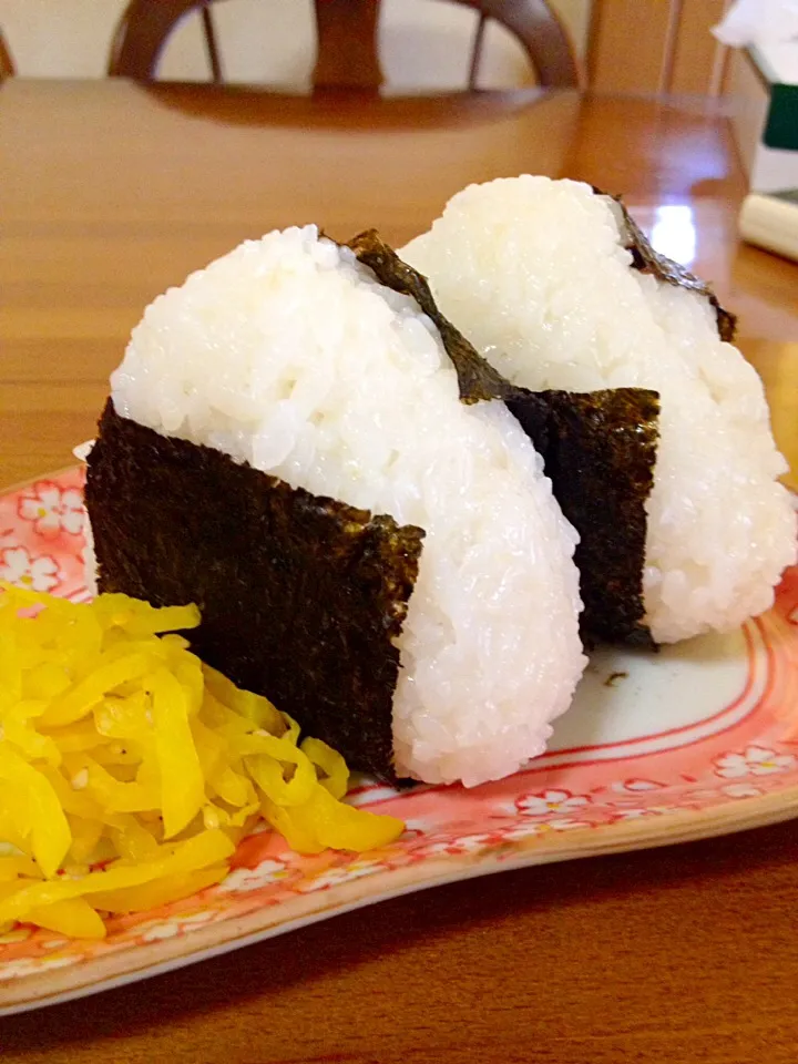 Snapdishの料理写真:普通〜のおむすび🍙自家製梅干し＆きくらげ紫蘇昆布|まいりさん