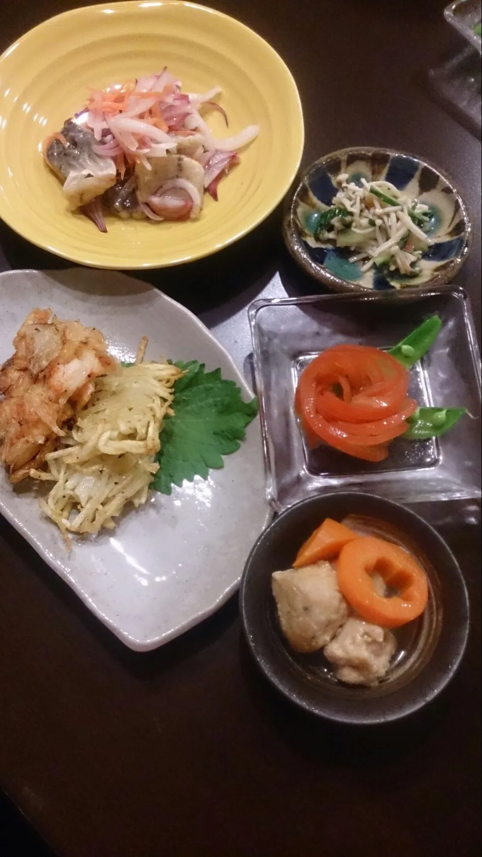 Snapdishの料理写真:晩御飯
桜えびかき揚げ・えのきとキュウリの梅和え・鳥つくね・冷しトマト・鯵の南蛮漬け|ゆかさん