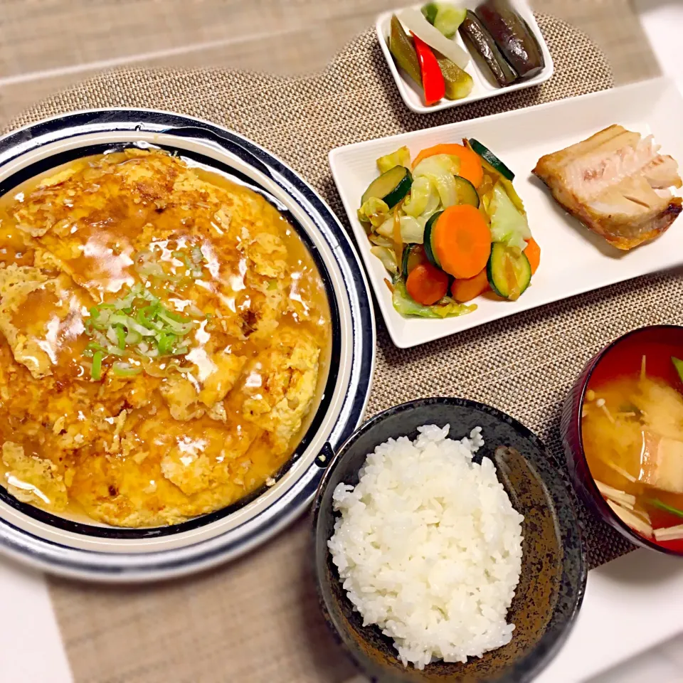 豆腐と卵とえのき茸のオムレツあんかけ、 ほっけの塩焼き、 野菜炒め、 茄子煮、 ピクルス|yummさん