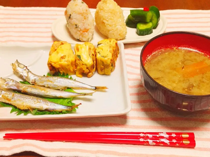 ししゃものふっくら焼き＊
納豆の卵焼き＊
舞茸、ごぼう、にんじんの味噌汁＊
おにぎり（梅、大場、白ごま）＊
きゅうりのピリ辛づけ＊|anna☺︎さん