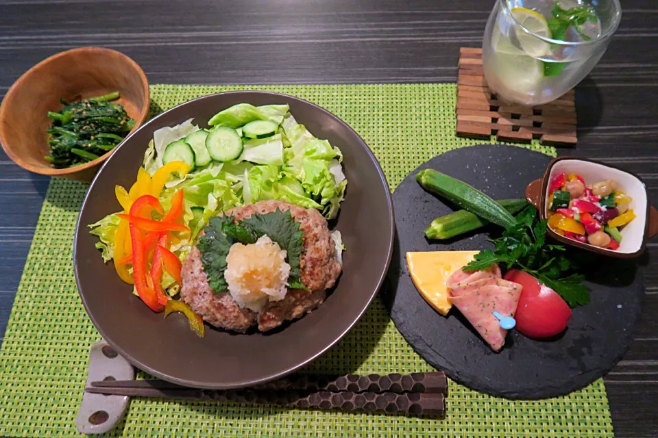 Snapdishの料理写真:今夜のおうちごはん。和風ハンバーグ、ほうれん草胡麻和え、手作り塩麹豆と彩り野菜、チェダーチーズ&ボローニャハーブハムサラダです。|かれんさん