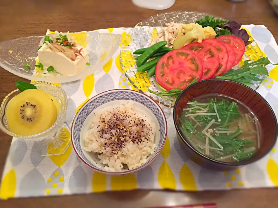 玄米ごはん、えのきと水菜と押し麦のスープ、薬味たっぷり冷奴、サラダワンプレート(ささみの塩麹和え、カリフラワーのカレーピクルス、セルバチコ、トマト、ベビーリーフ、スナップエンドウ)、ゴールドキウイ✨|Ayaさん