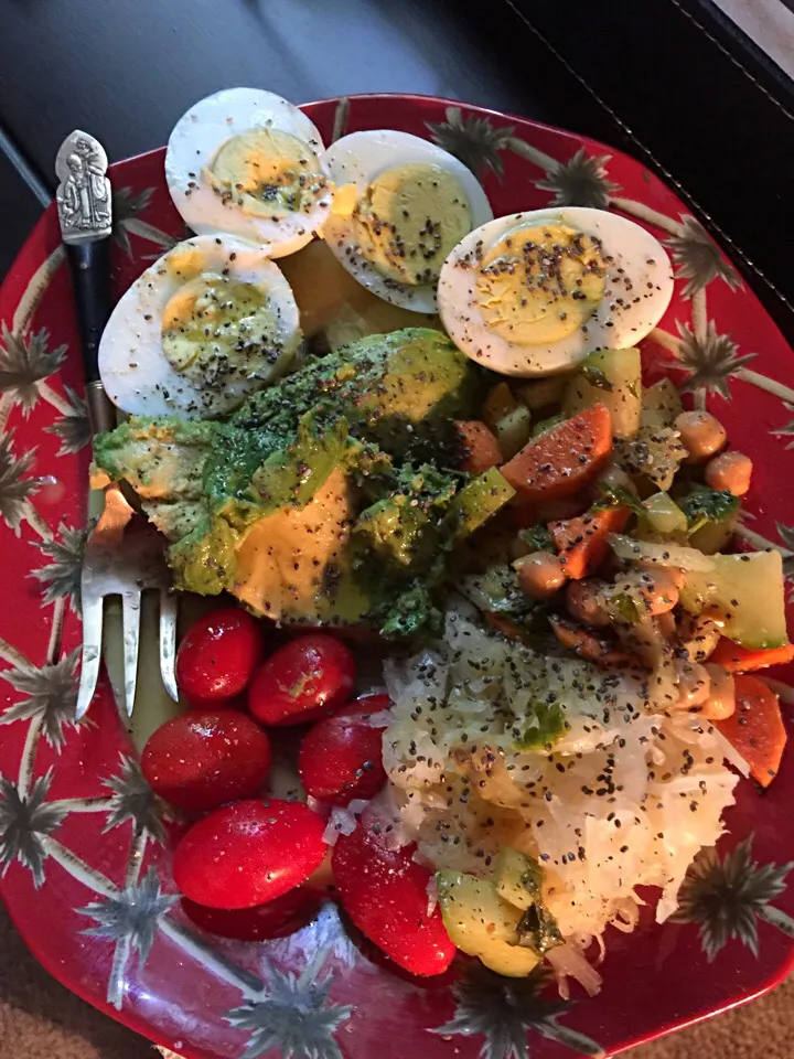 Half of avocado two boil eggs, sauerkraut and my veggie mix salad, I love making it every week. Homemade vinaigrette and Chia seeds.|Polly Annaさん