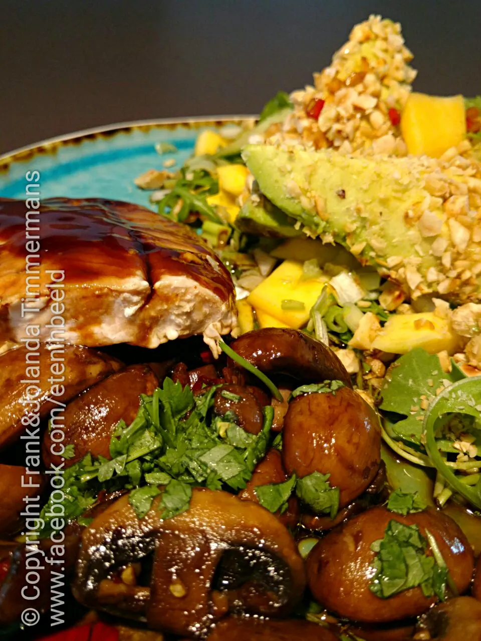 Salmon, mushrooms and mango-avocado salad|Frank&Jolanda - Eteninbeeldさん