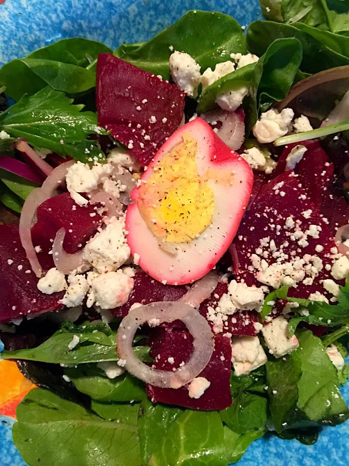 Fresh made beet organic salad with my soaked beet juice eggs. Baby spinach,onion and my vinaigrette dressing plus feta.|Polly Annaさん