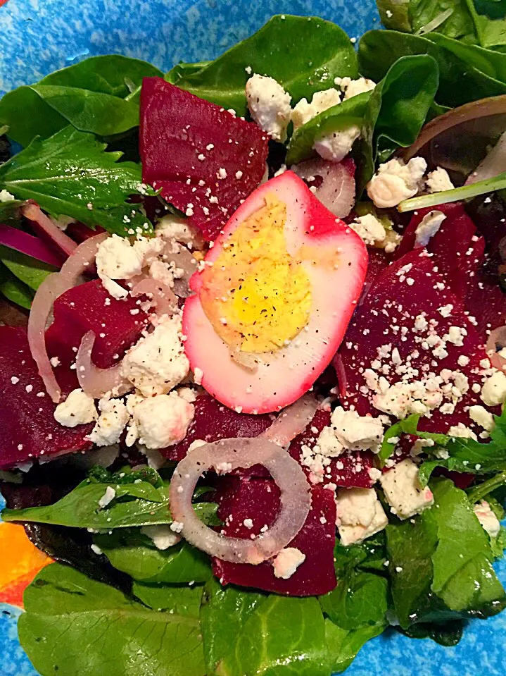 Freshly cooked organic beets on a bed of baby spinach sliced, red onions with soaked beet juice, boiled eggs and with my H.M. vinaigrette and feta|Polly Annaさん