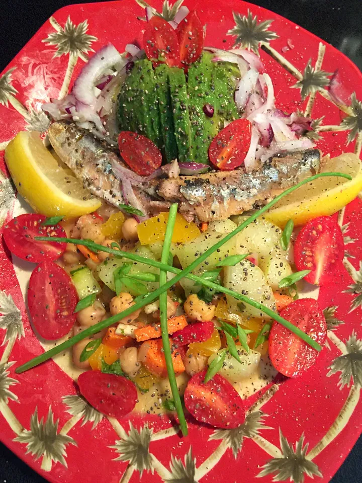 Delicious sardine, slice of avocado, slice onions and my delicious veggie salad.|Polly Annaさん