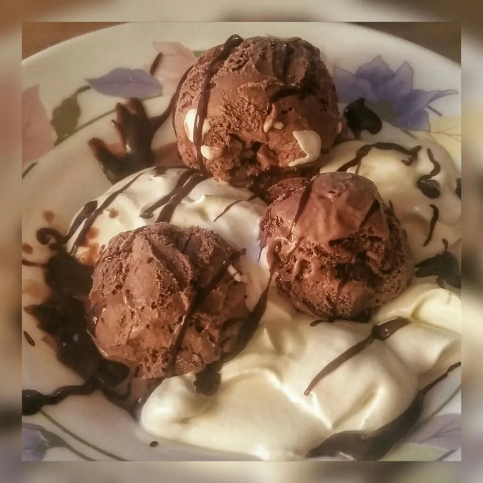 Swiss Chocolate ice cream with whipped cream and chocolate sauce|Najeskaさん