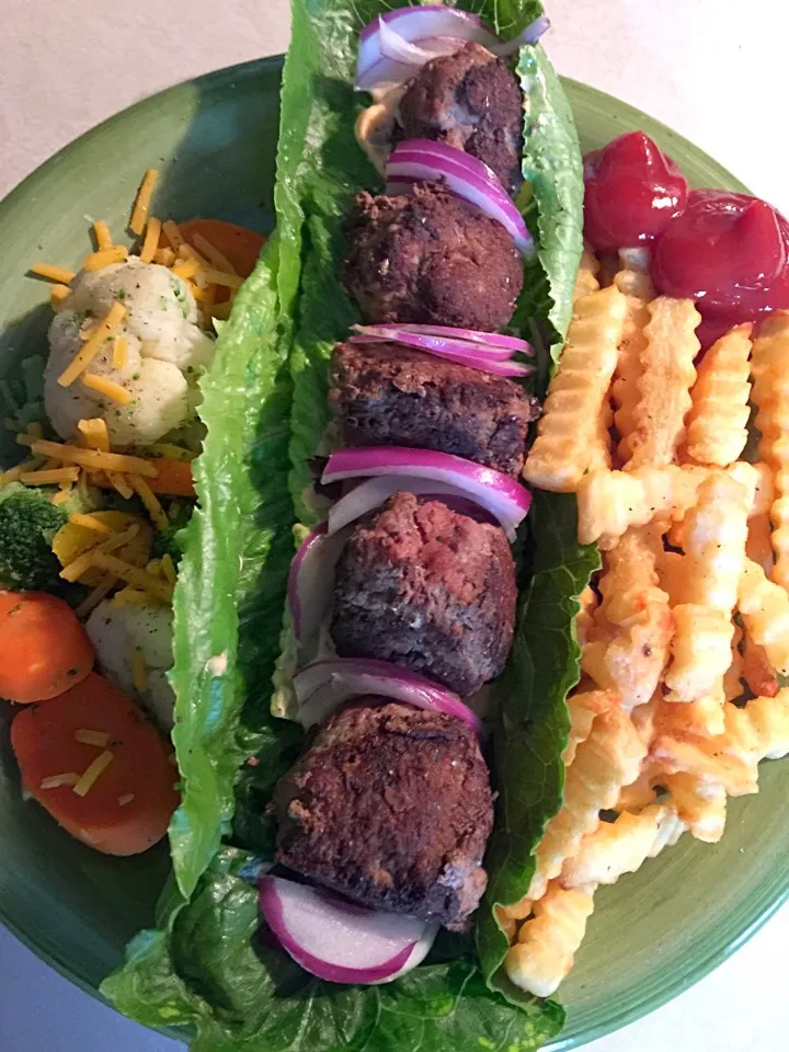 Ground beef on romaine leaf with fries and veggies|Polly Annaさん