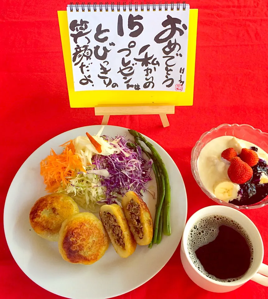 肉じゃがお焼き出来上がりました😄👍💞初収穫のイチゴとフルーツヨーグルト
たっぷり野菜サラダで朝ごはん☀️☀️💝|はみちゃんさん