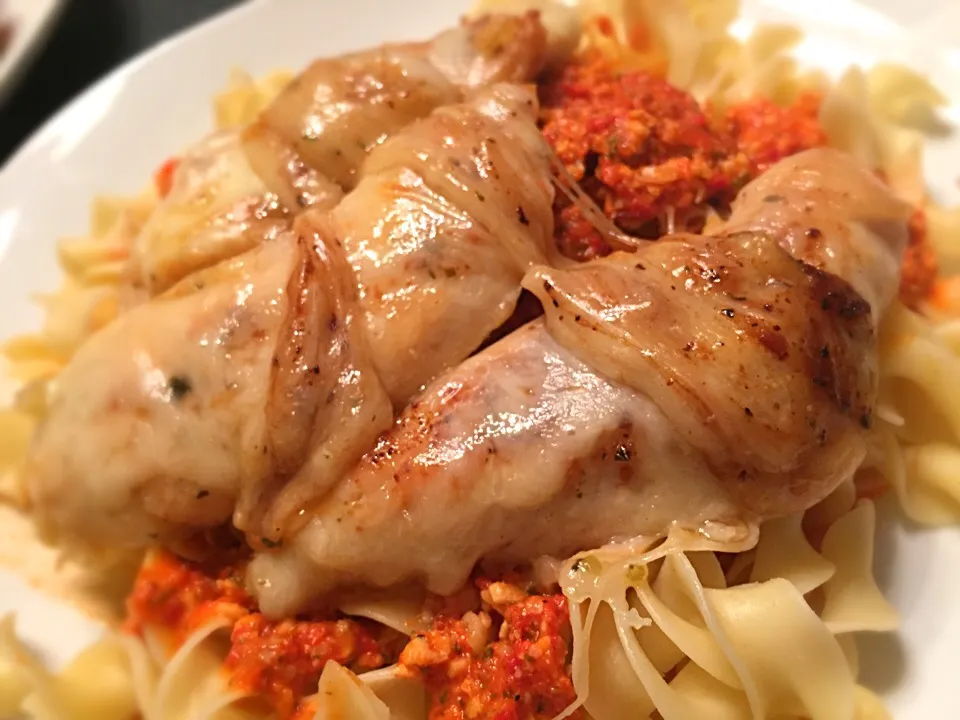 Chicken smothered in mozzarella over noodles with a romesco sauce|TJ McAfoosさん