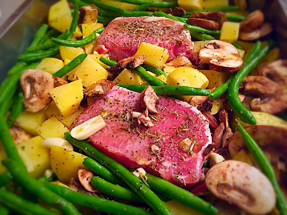 Here goes, 1st time I've made them all in one pan! Center cut pork chops, green beans, criminis & Yukon gold potatoes with olive oil, garlic, herbs de Provence |Liesel Ryanさん