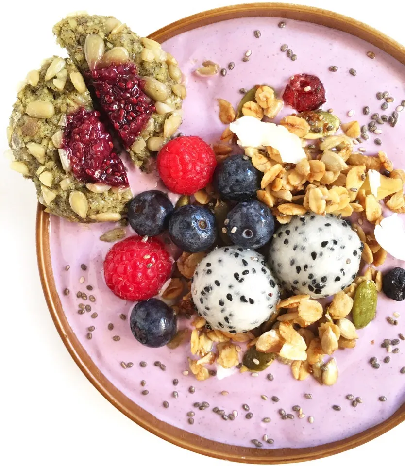 Maqui smoothie bowl with fruits, granola and matcha buckwheat thumbprint cookie|coxiella24さん