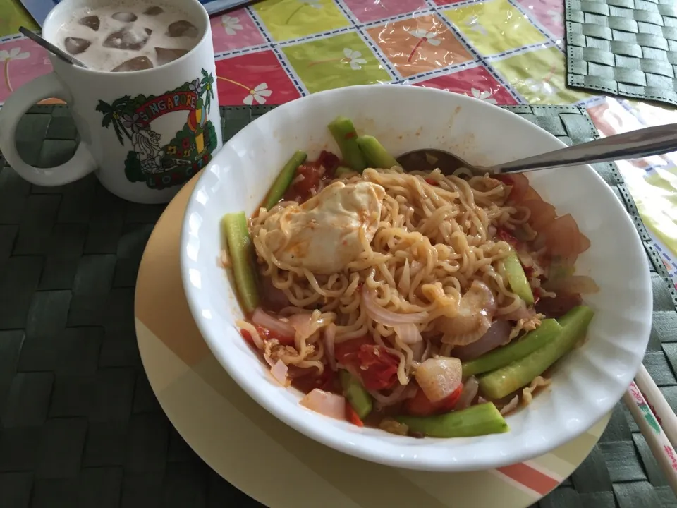 Vege korean noodle mix with tomato,cucumber & egg|janiceさん