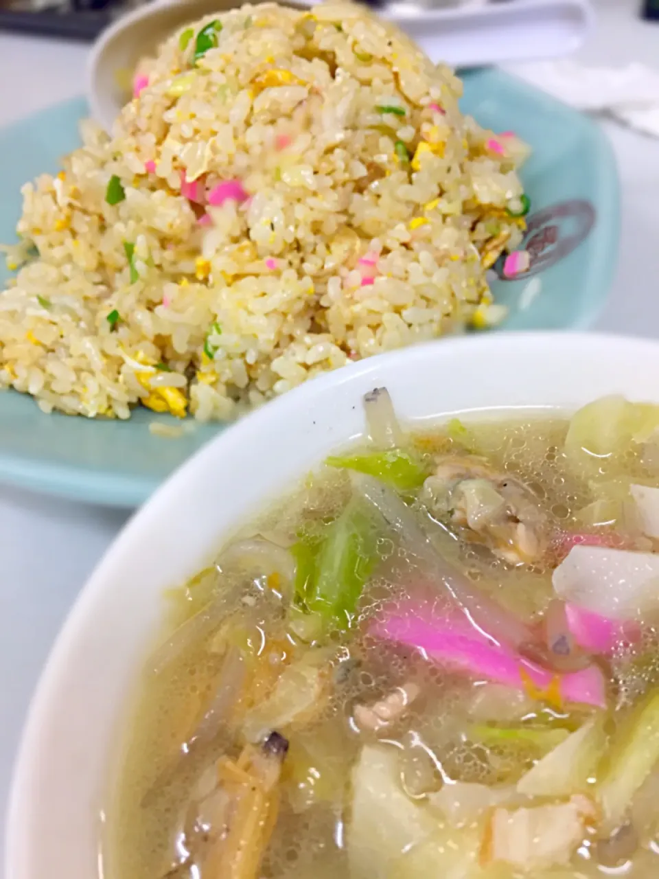 ちゃんぽん屋さんのチャーハンセット。スープが野菜、海鮮がいっぱいで美味しい〜！|Tomyさん