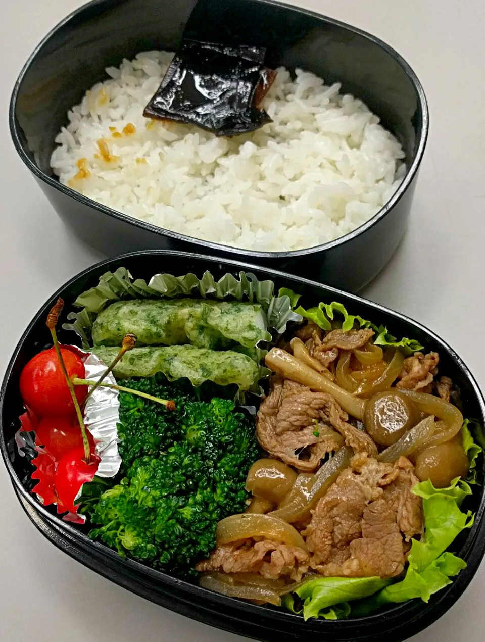 Snapdishの料理写真:6月15日のサラメシは

牛肉と新玉ねぎの焼き肉だれ炒め
ブロッコリーソテー
竹輪磯辺天
サクランボ

です＼(^o^)／|ニッパーさん