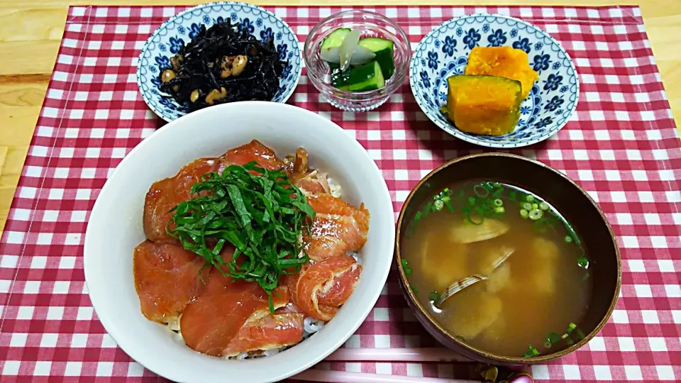 まぐろの漬け丼
アサリの味噌汁
ひじきの煮物
カボチャの煮物
きゅうりの漬物
#夜ご飯
#ボッチ飯|めぐさん