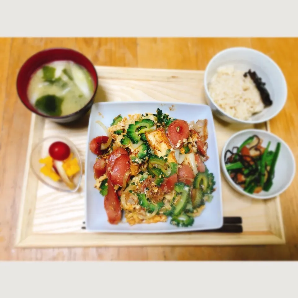 Snapdishの料理写真:今日の晩御飯
☆ゴーヤチャンプル
☆みょうがとパプリカのピクルス
☆ピーマンと薩摩揚げの昆布あえ
☆わかめとかぶのお味噌汁
☆玄米

今日も暑かったので、ゴーヤたっぷりスタミナごはんでした(^-^)
お野菜もたくさん♪|chikaさん