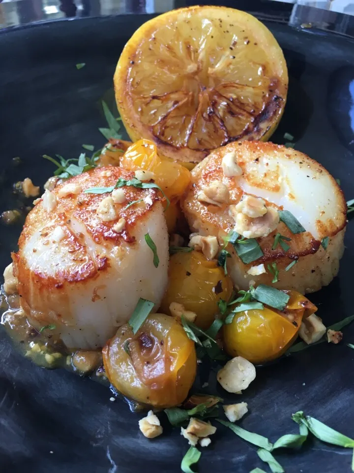 Snapdishの料理写真:Seared Scallops with Yellow Gold Tomatoes with Hazelnuts|Christine pavelkaさん