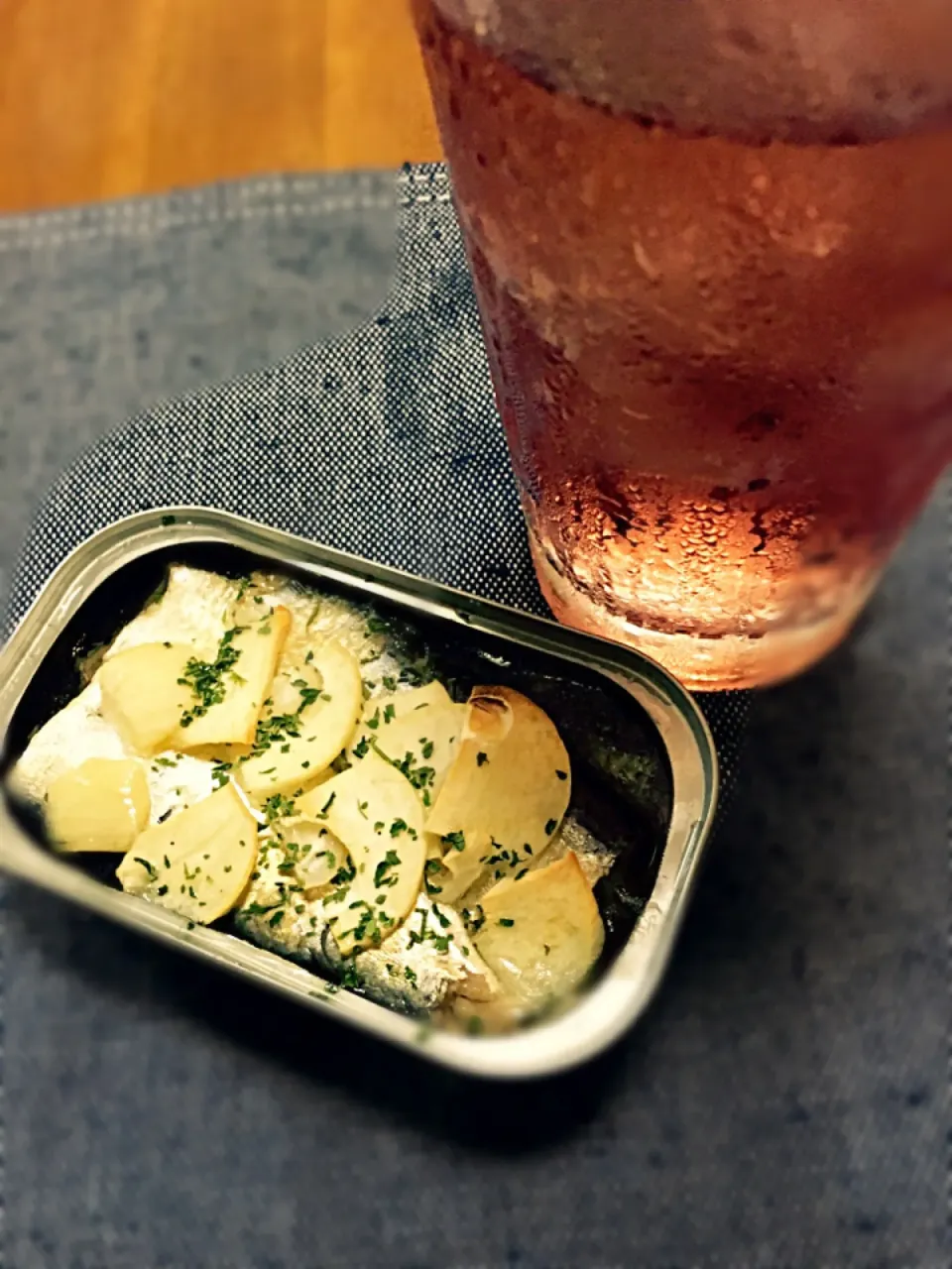 晩酌〜🍾
オイルサーディンににんにくのせて
オーブンで焼いただけのやつ|しろこ🐾໊さん