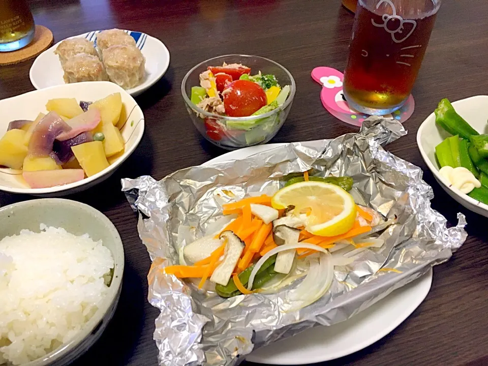 今日の夕食♫
＊鮭のホイル包み焼き上げ
＊煮物
＊ブロッコリー、トマト、ツナ、かぼちゃサラダ
＊シュウマイ|ともぴさん