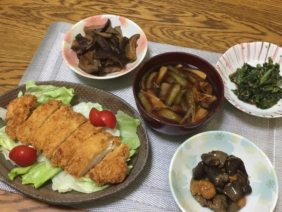 しいたけの佃煮・具沢山お味噌汁・ほうれん草胡麻和え・鶏モツの煮物・チキンカツ|美也子さん