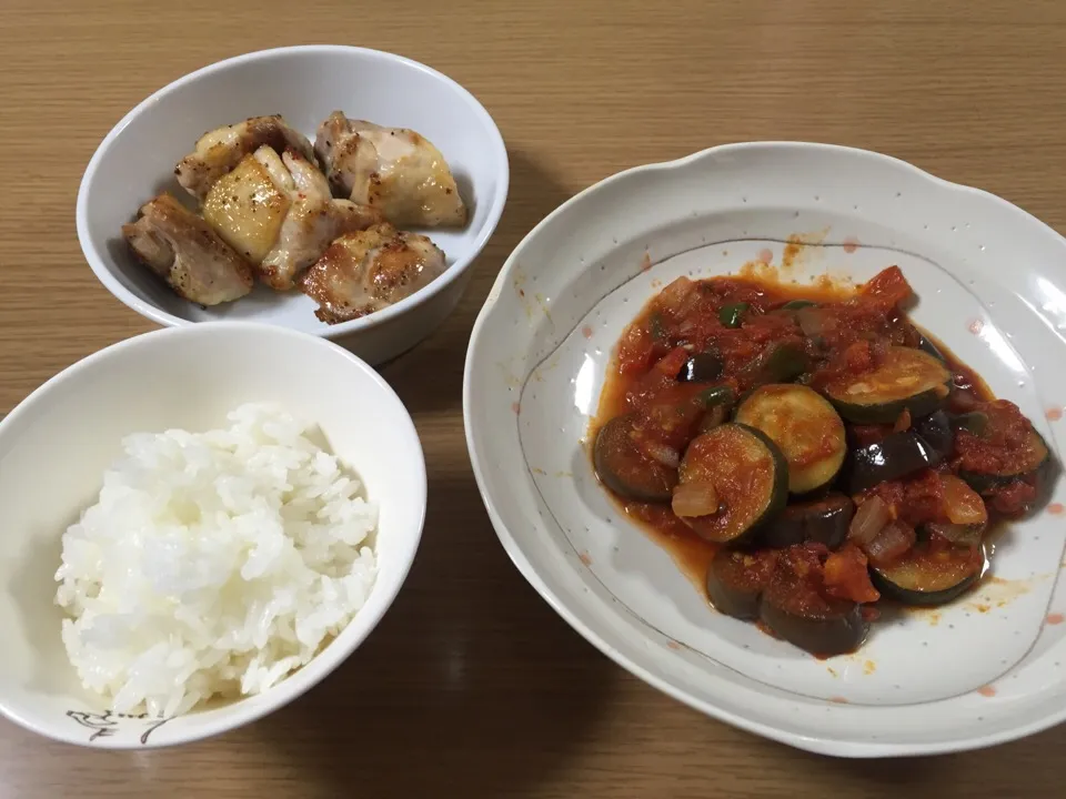 ラタトゥイユ（お料理一年生）と鶏もも肉焼いたもの（市販のを炒めただけ）|aquamarineさん