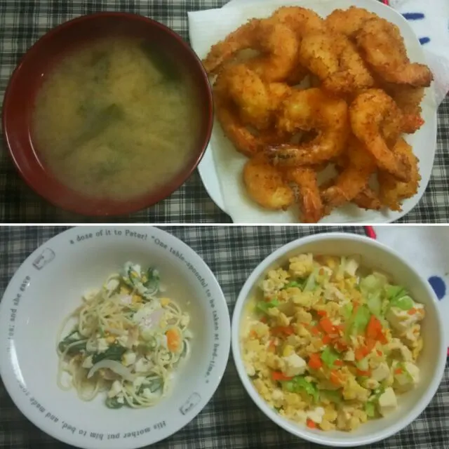 Snapdishの料理写真:エビフライ
炒り豆腐〔離乳食野菜スープの残り〕
ニラとえのきの味噌汁
スパサラ|咲乃ままさん