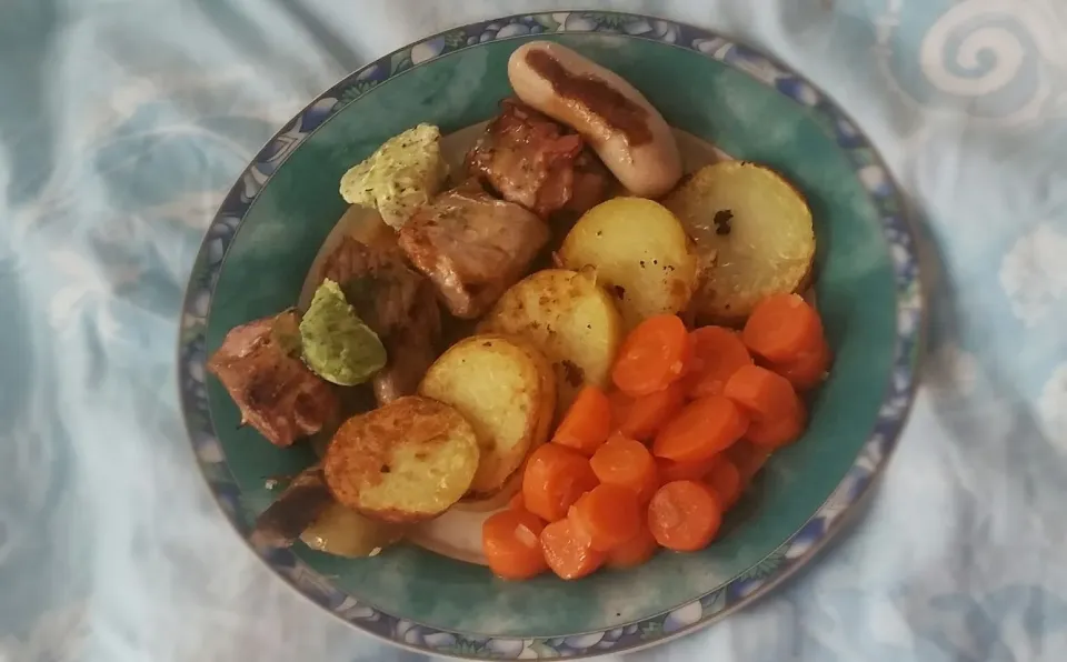 Snapdishの料理写真:Swiss meat Spiessli with baked potatoes and steamed onion butter carrots 😄 and selfmade herb 🌿 garlic butter.
 
Klassisches Schweizer Fleisch Spiessli mit Bratk|Najeskaさん