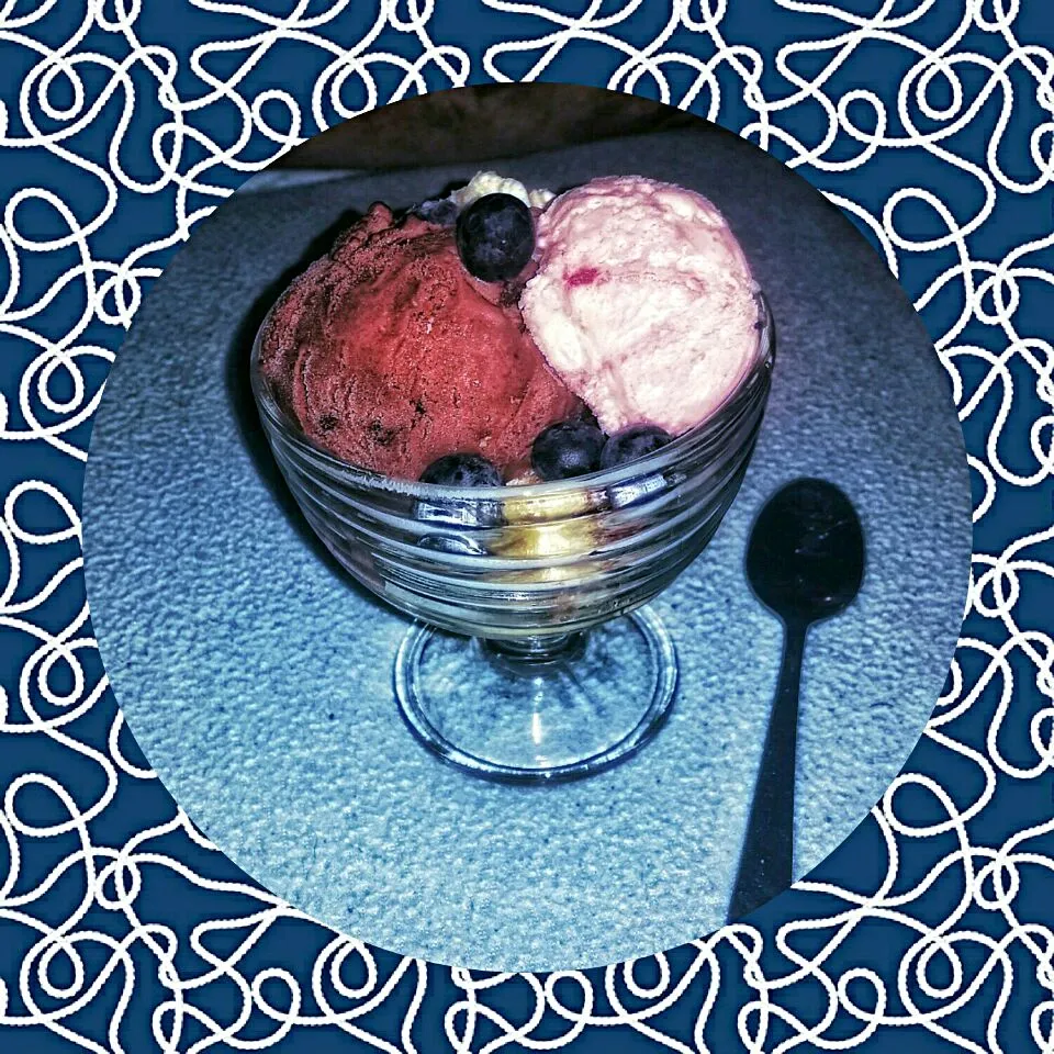 Chocolate icecream 🍦, strawberry joghurt icecream 🍓, served with blueberries.

Schokoladeneis (-glace), Erdbeer-Joghurt-Eis serviert mit Blaubeeren 

#icecream|Najeskaさん