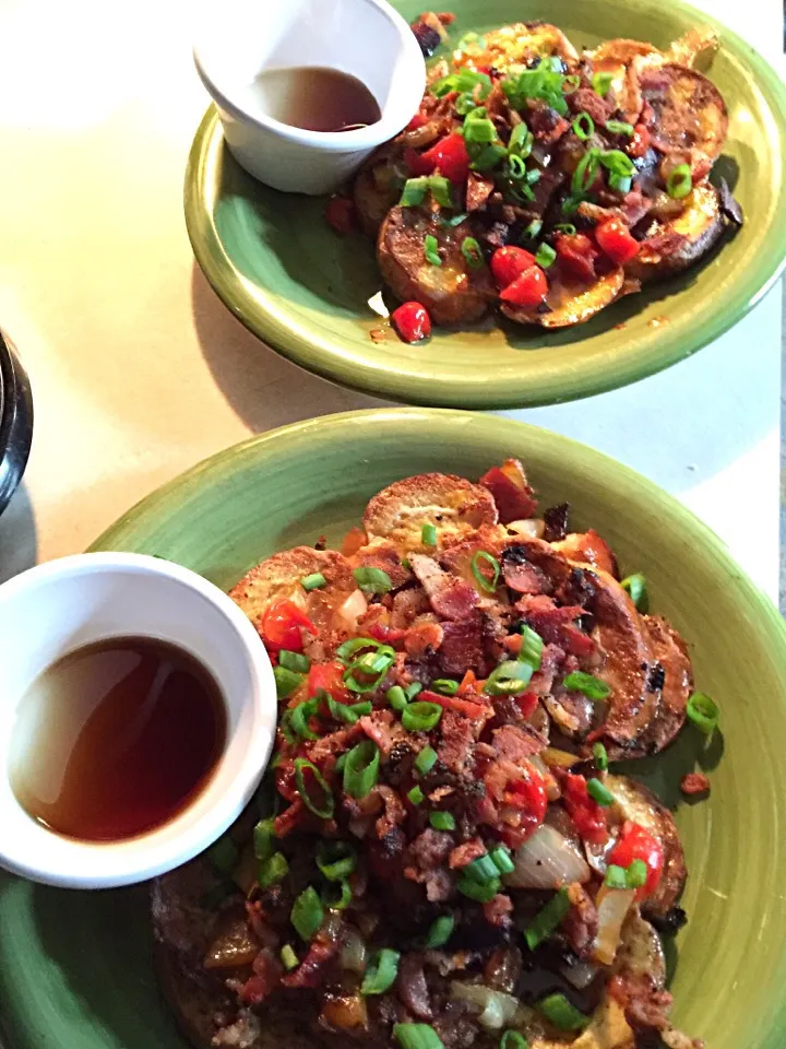 Snapdishの料理写真:My French toast with (Halle bread) with Applewood smoke bacon,chop peppers and delicious maple syrup. Yummy yummy.|Polly Annaさん