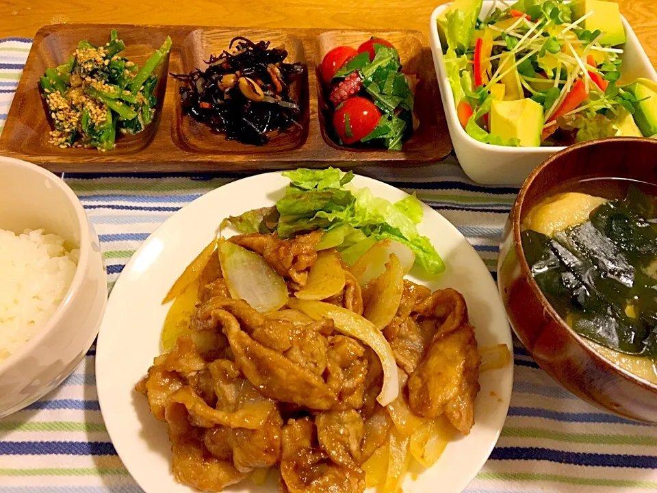 ＊豚の生姜焼き
＊小松菜のごま和え
＊ひじき煮
＊蛸とトマトと大葉の和カルパッチョ
＊アボカドとパプリカとレタスのサラダ
＊お麩とワカメの味噌汁|モケモケさん