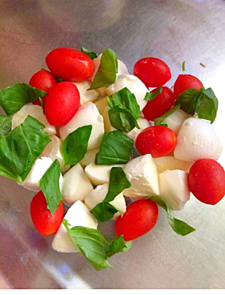 Caprese😍 baby mozzarella, grape tomatoes, & fresh basil leaves. Just drizzle it with balsamic viniagrette👍🏼|🌺IAnneさん