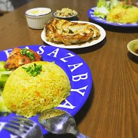 カレーピラフとチキンのトマトバジルソース     +餃子|だっちさん