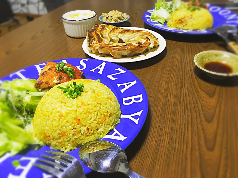 カレーピラフとチキンのトマトバジルソース     +餃子|だっちさん