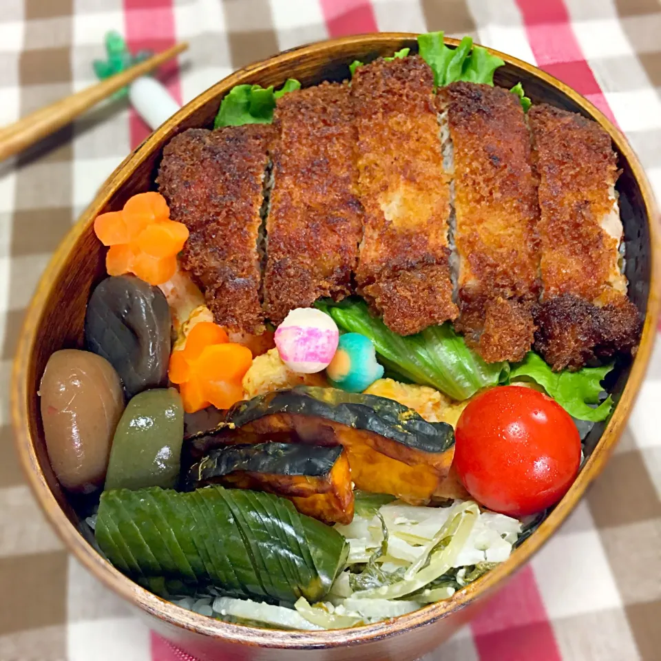 トンカツ弁当

＊＊＊
トンカツ
擦りおりし人参入り卵焼き
水菜と蓮根の柚子胡椒サラダ
こんにゃくステーキ
蛇腹きゅうりの酢の物
かぼちゃのグリル

＊＊＊|きょこさん