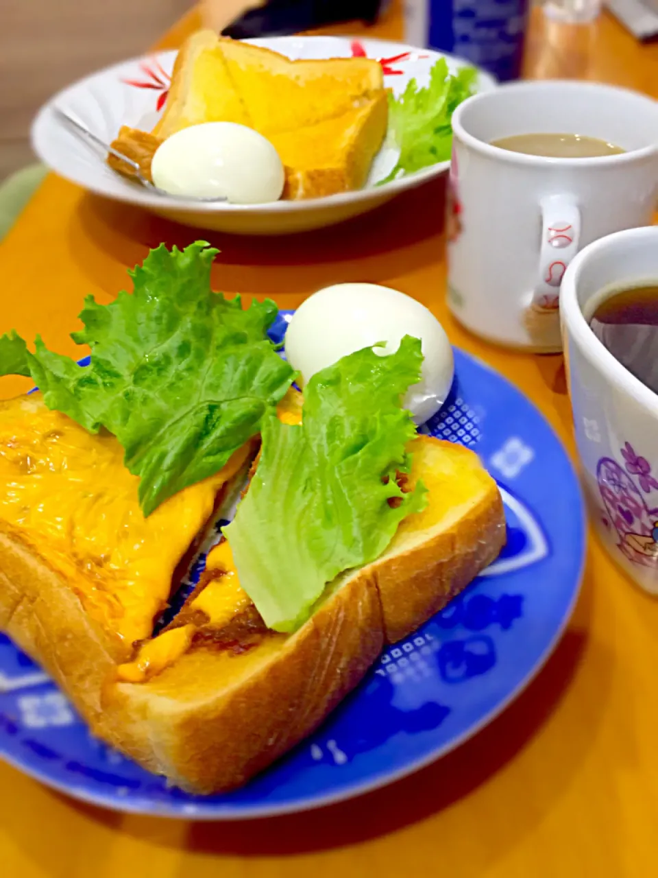 Snapdishの料理写真:醤油麹チーズトースト＆ シナモンシュガーバタートースト🍞  半熟卵🐣  カフェオレ☕️|ch＊K*∀o(^^*)♪さん