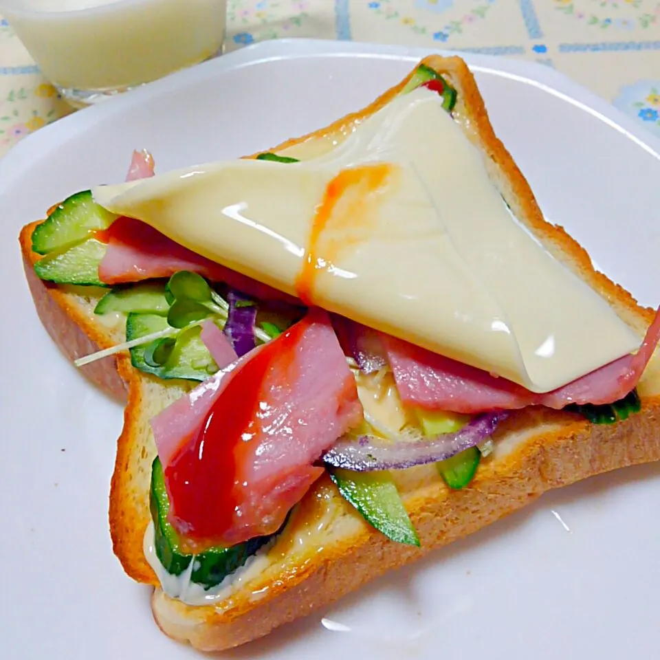 いつものサンドをちょっと変えて🍞ベーコンチーズサラダのオープンサンド|うたかた。さん