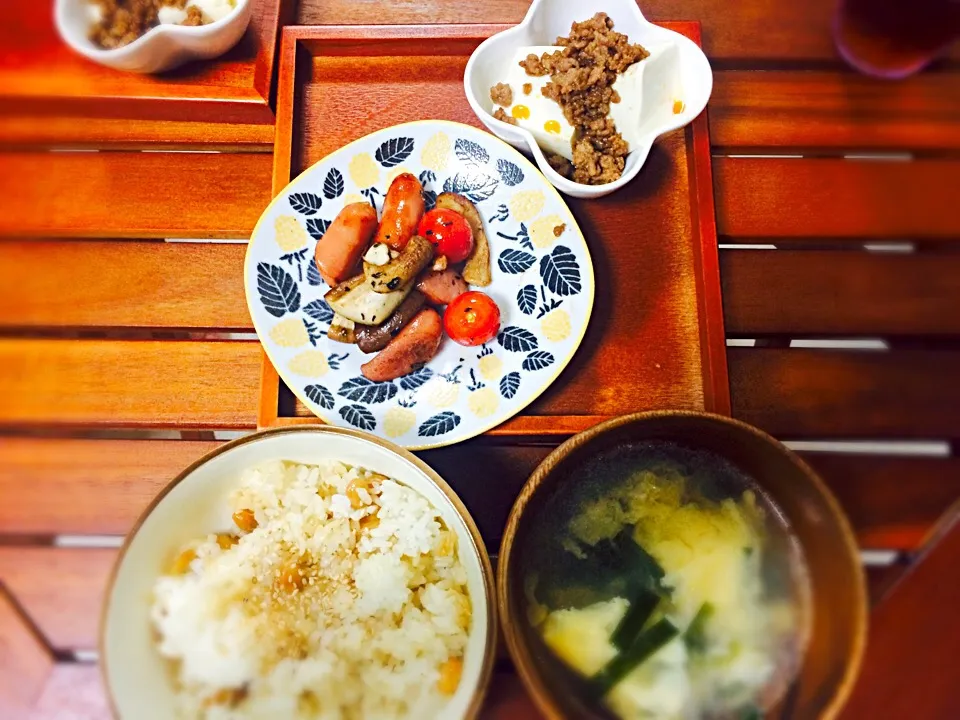 ウインナーと椎茸のバジル炒め&温豆腐の肉味噌かけ&大豆とじゃこの混ぜごはん&ニラ玉スープ|あやさん