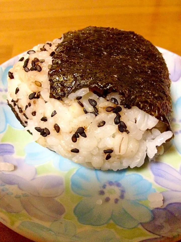 黒ごま・もち麦プチプチおむすび🍙Wプチプチ😆|まいりさん