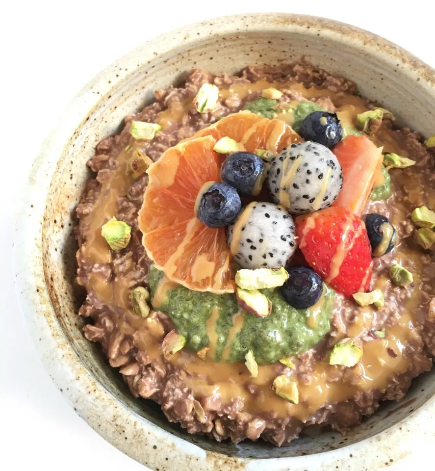 Chocolate oats with chia pudding, fruits and nuts|coxiella24さん