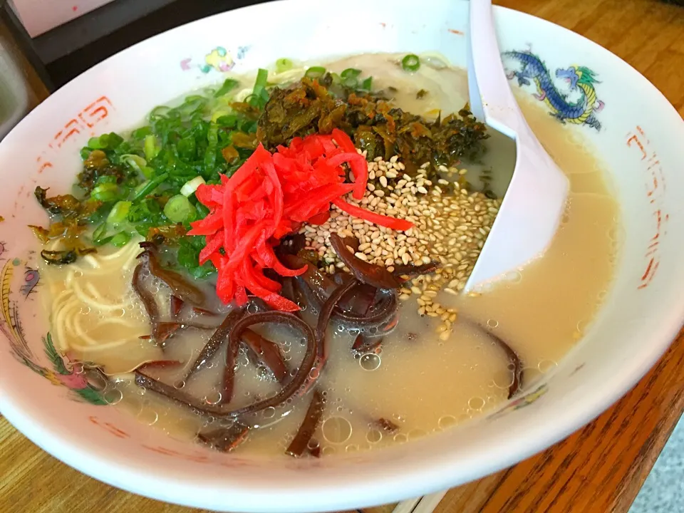 九州上陸時の楽しみ😋博多駅のホームのラーメン屋さん🍜固さは当然バリ固👍|にゃあ（芸名）さん