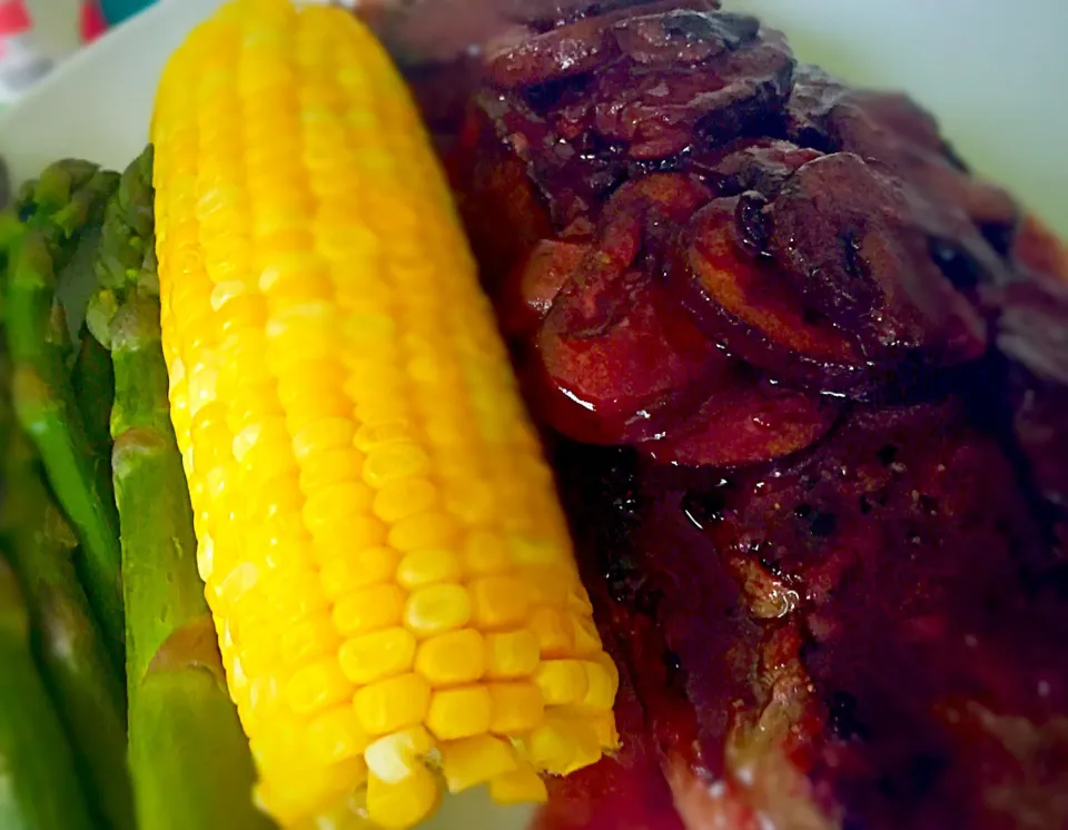 I LOVE summer! Grilled NYStrip, steamed asparagus & corn (also on the grill) with a Merlot & mushroom reduction #summerishere #steak #summertime #letsgrill 🌽🍷|Liesel Ryanさん